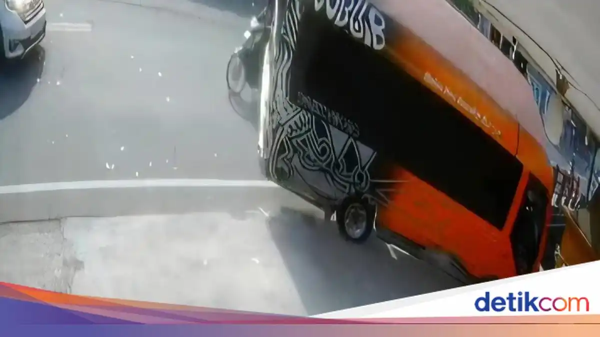 Elf Gagal Mengerem, Tabrak Sejumlah Bangunan lalu Jatuh ke Sungai di Bogor