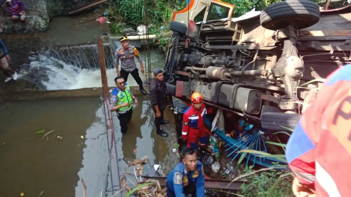 Elf Diduga Rem Blong Terjun ke Sungai di Ciawi, Sopir Meninggal Dunia