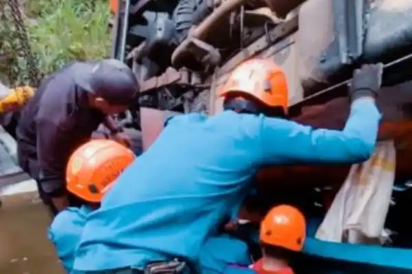 Minibus Elf Jatuh ke Jurang di Ciawi, Sopir Meninggal Dunia Terjepit