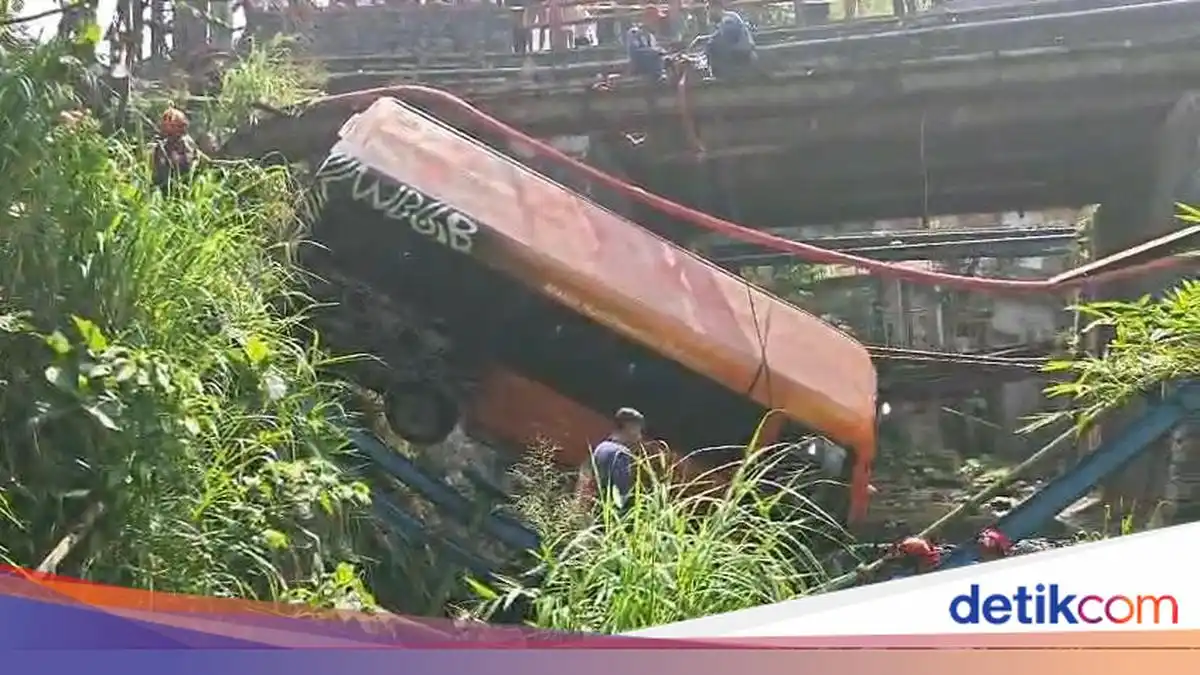 Rem Diduga Tak Berfungsi, Minibus Elf Terjun ke Sungai di Ciawi