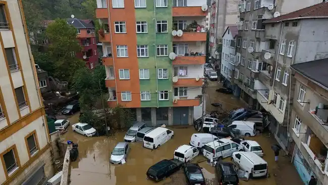 Banjir Besar Lumpuhkan Istanbul, Tiga Orang Tewas dan Penerbangan Terganggu