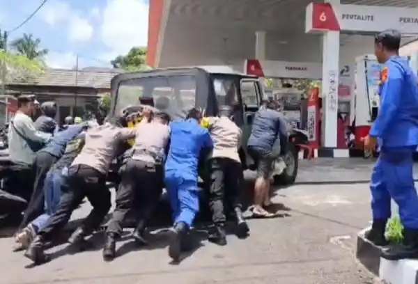 Polisi Bantu Pengendara di Tengah Antrean BBM Panjang di Gianyar