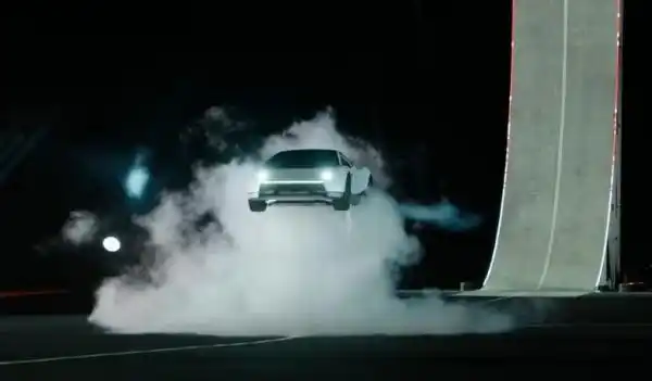 Tesla Roadster Konsep Pamerkan Manuver Udara dengan Pendorong Gas Dingin
