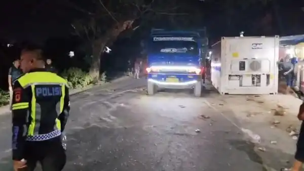 Peti Kemas Lepas dari Truk dan Timpa Dua Mahasiswi di Takalar