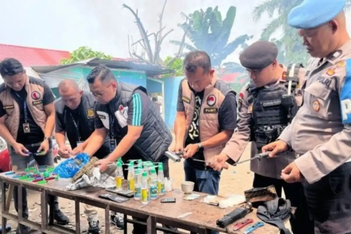 Penggerebekan Lokasi Diduga Peredaran Narkoba di Deli: Satu Airsoft Gun Disita