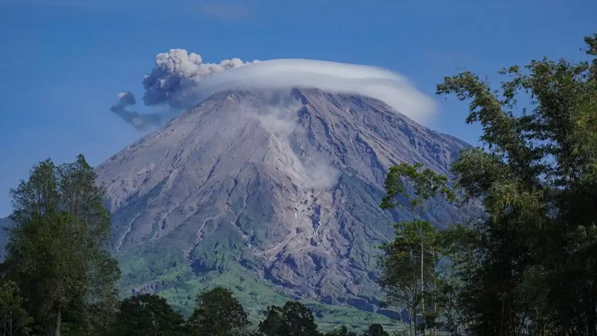 Tiga Erupsi Semeru dalam Sehari, Kolom Letusan Tertinggi Capai 1.000 Meter