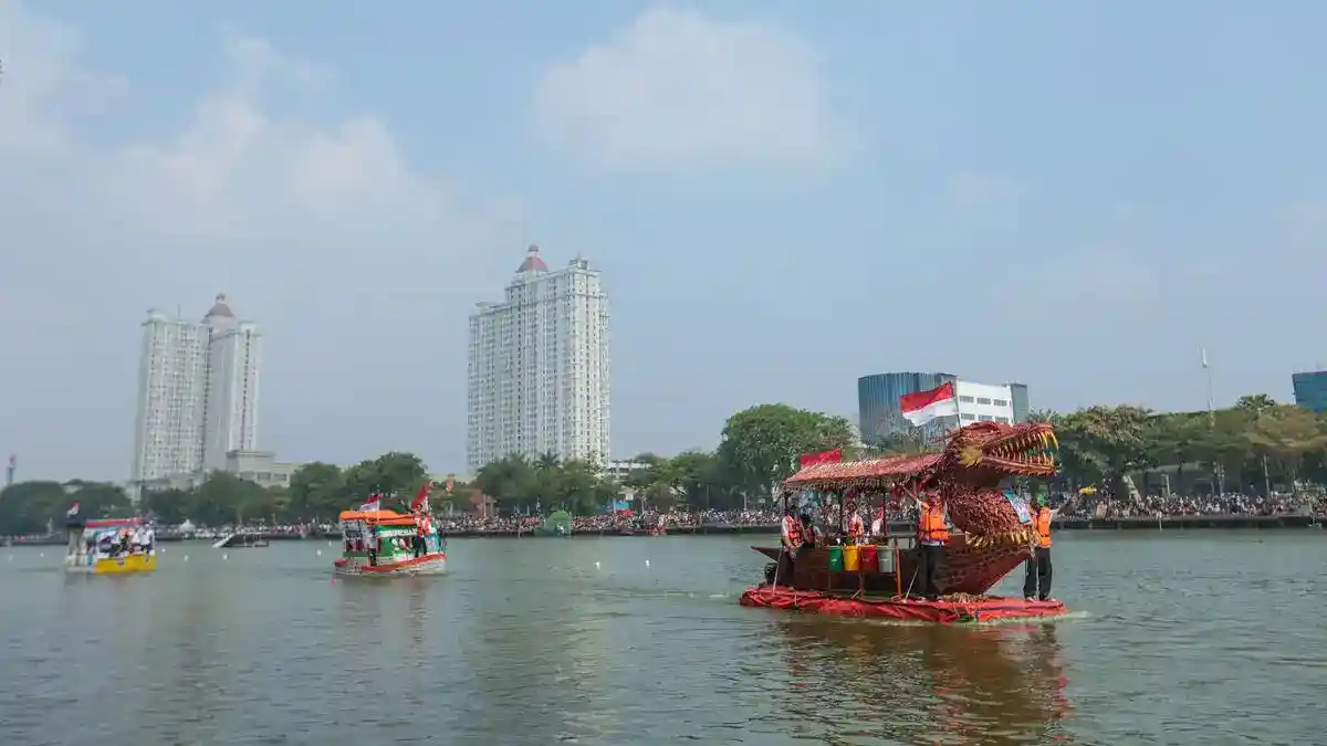 43 Perahu Kreasi Pasukan Oranye Ramaikan Cilung Fest di Waduk Sunter