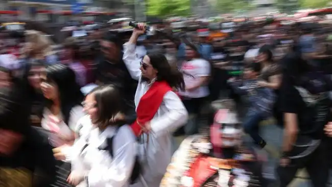 Kreativitas Kostum dan Suasana Ramah Keluarga dalam Zombie Walk Santiago