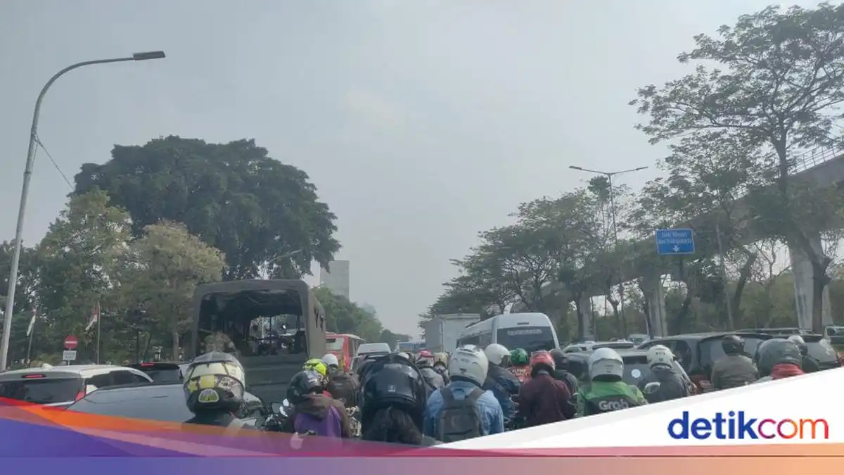 Macet di Cawang Usai Truk Tabrak Separator, Pemotor Terjebak Lebih dari 15 Menit
