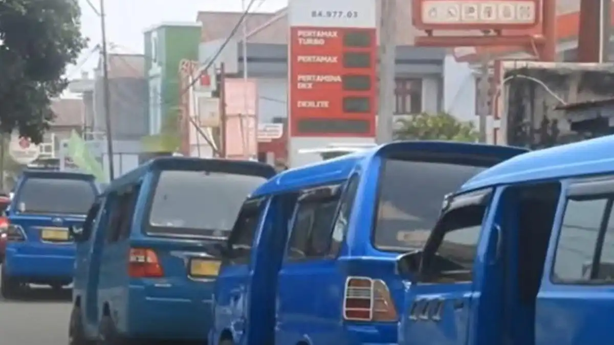 Antrean Pertalite di Ternate Mencapai Tiga Jam, Warga Polewali Mandar Hadapi Antrean Panjang