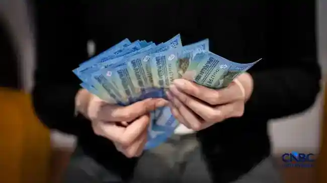 Ramai Penukaran Valas di Jakarta, Warga Lepas Dolar Brunei saat Kurs Menguat
