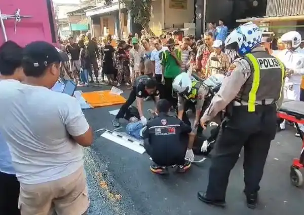 Dua Pengendara Motor Tewas dalam Tabrakan dengan Truk Kontainer di Pasuruan