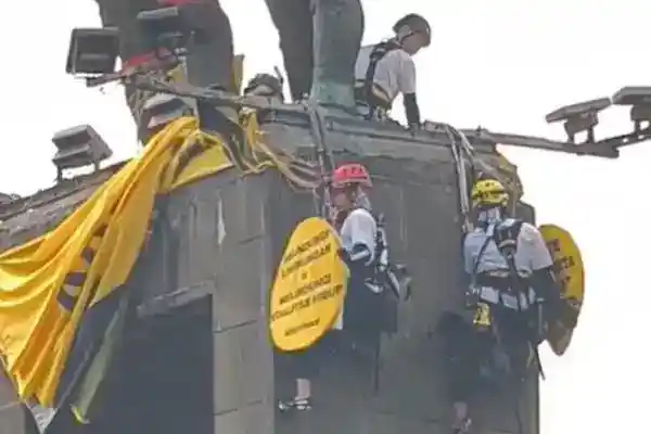 Enam Aktivis Greenpeace Dipulangkan Setelah Diamankan dalam Aksi di Bundaran HI