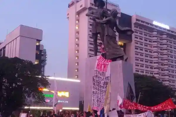 Aksi Dua Tahun Pemerintahan Prabowo-Gibran: Massa Pasang Spanduk Tuntutan di Tugu Tani