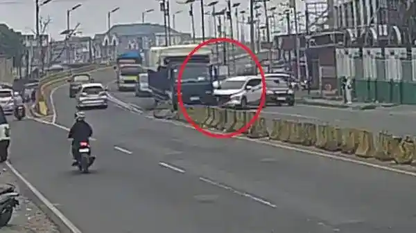 Xpander Rusak Usai Bertabrakan dengan Truk di Ujung Flyover Bukittinggi