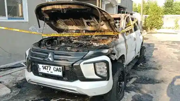 Pajero Terbakar di Semolowaru, Api Hampir Merambat ke Rumah Warga