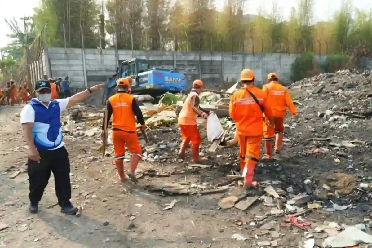 Kerja Bakti di Kampung Ambon: Membersihkan Puing dan Menata Lingkungan