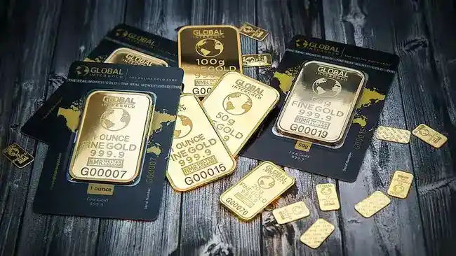 Emas Tertekan Prospek Suku Bunga AS, Harga Perak Bergerak Berlawanan