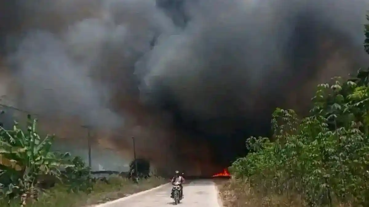 Kebakaran Lapak Kayu Gelam di Mesuji Meluas, Pemadaman Berlangsung Empat Jam