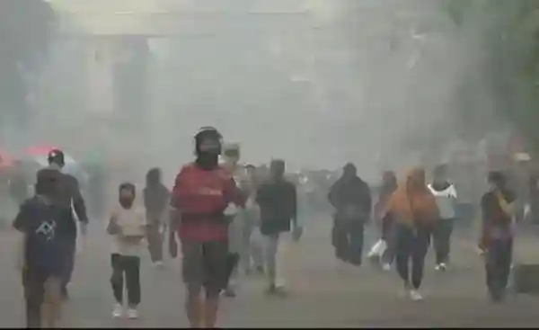 Warga Tetap Berolahraga di CFD Sampit Saat Kabut Asap Menyelimuti Kota