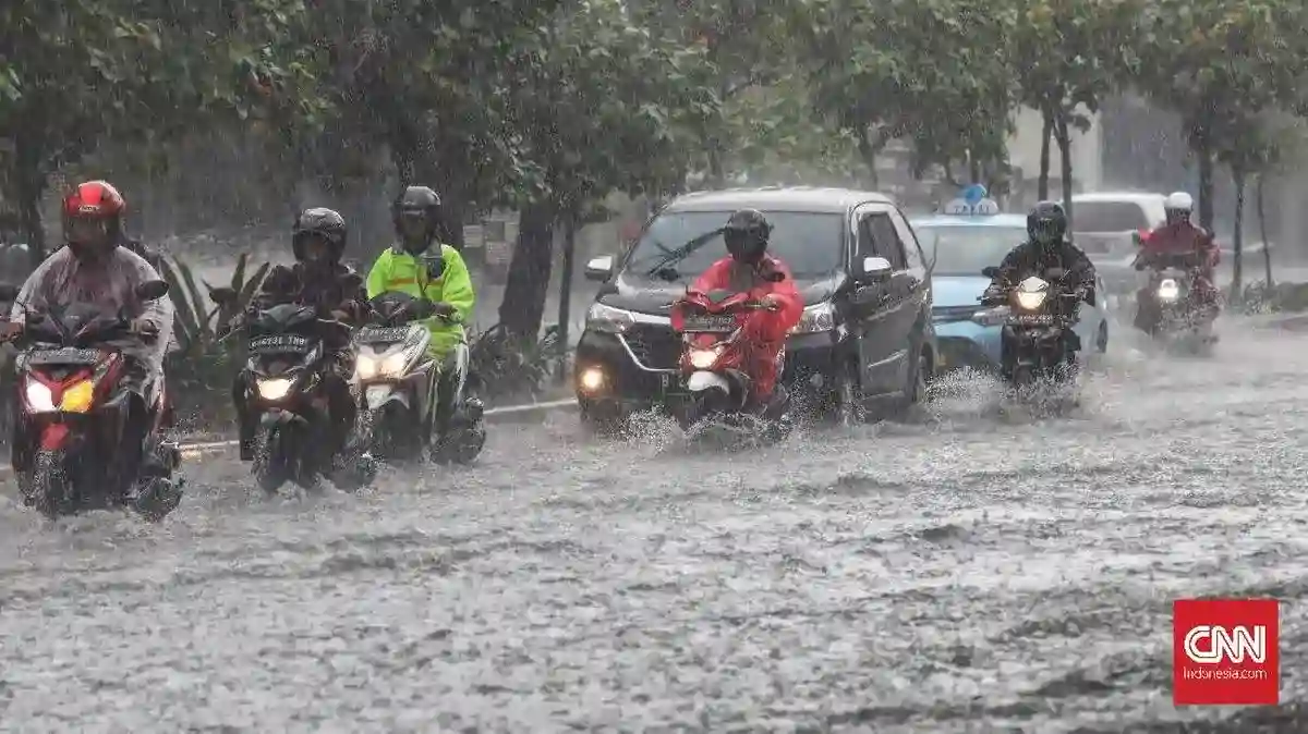 Banjir Rendam Jalan Mayor Oking dan Perumahan di Cibinong