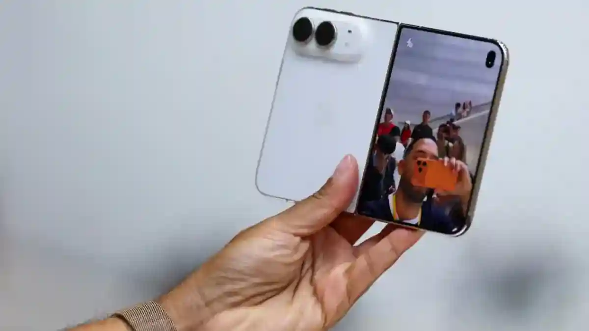 Retakan di Garis Lipatan Jadi Sorotan Pengguna iPhone Duo