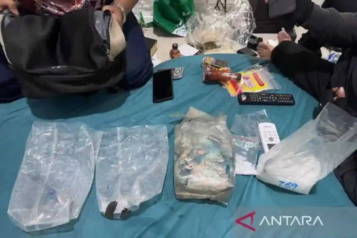 Polisi Ungkap Penangkapan Dua Tersangka dan Penyitaan 1.599 Gram Sabu di Jakarta Barat