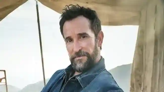 Noah Wyle Raih Gelar Pria Paling Seksi 2026, Ini Respons dan Perjalanan Kariernya