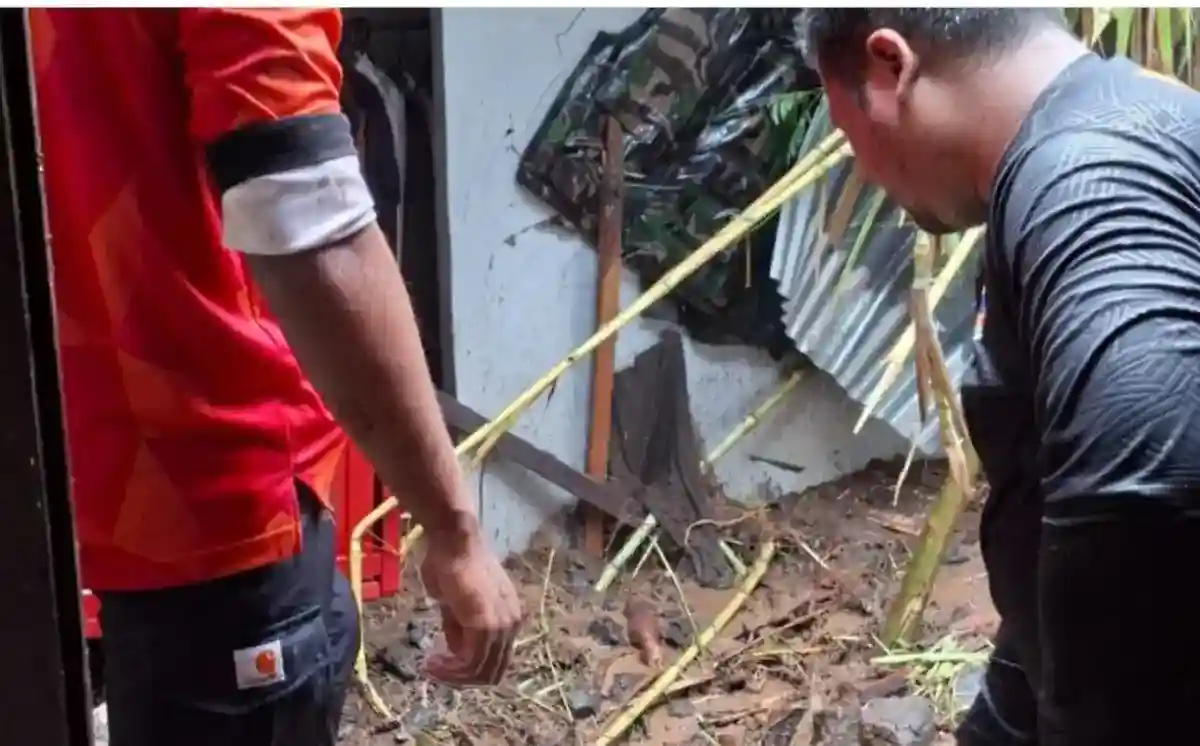 Longsor di Banjar Anyar Merusak Tiga Rumah, Seorang Anak Tertimpa Material