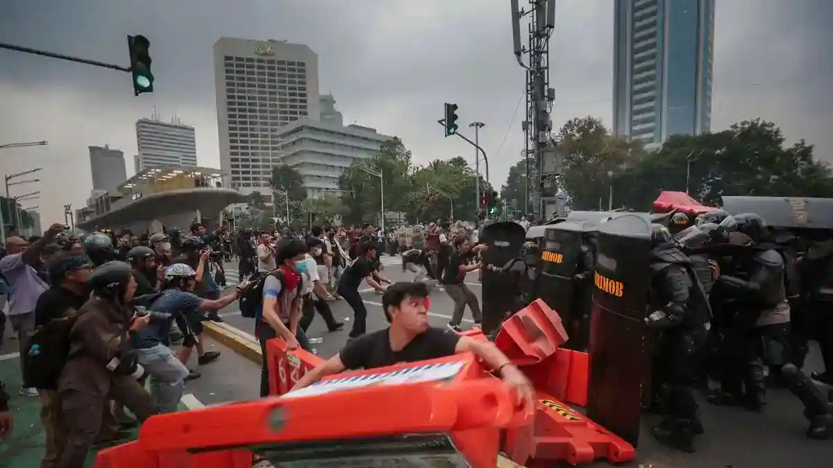 Demo Sumpah Pemuda di Sudirman Berakhir Ricuh, Massa Bakar Pembatas Jalan