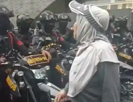Pembubaran Demonstran di Bundaran HI Berlangsung Tegang di Tengah Hujan