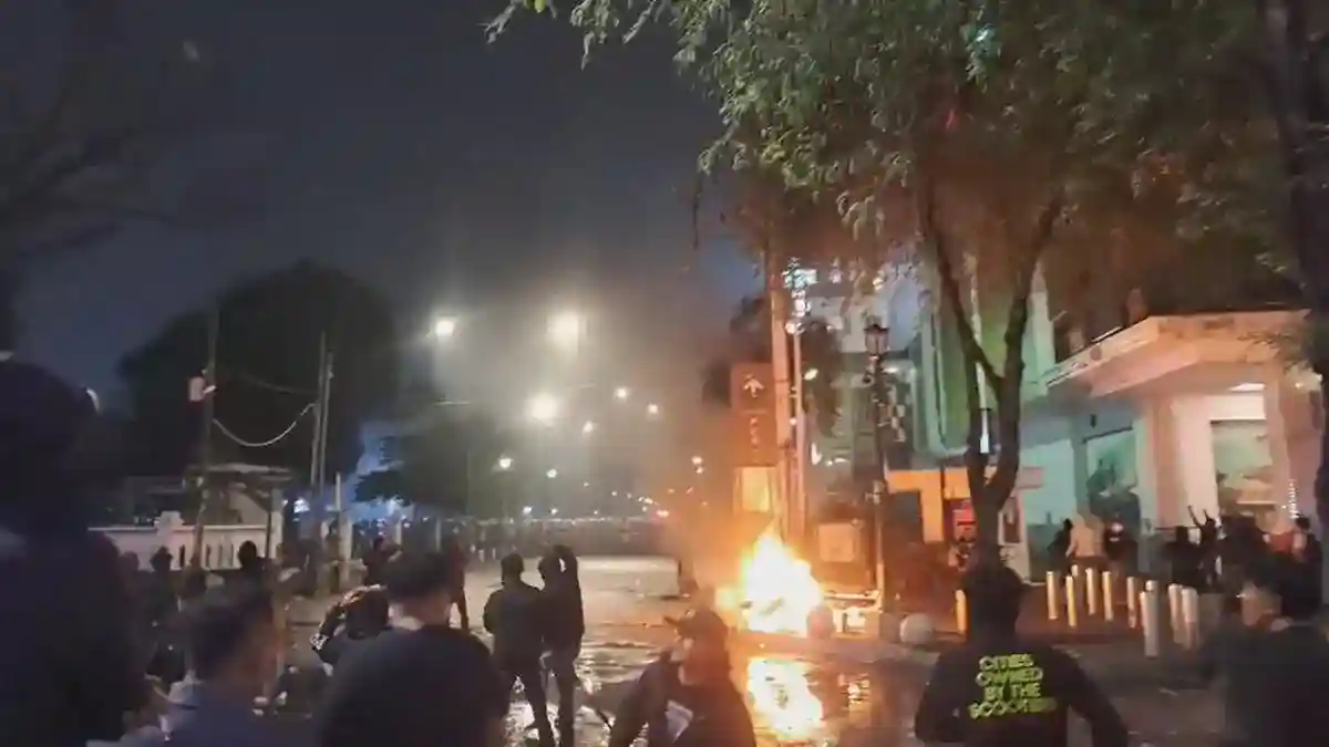 Aksi Sumpah Pemuda di Yogyakarta Memanas, Polisi Dorong Massa hingga Tugu