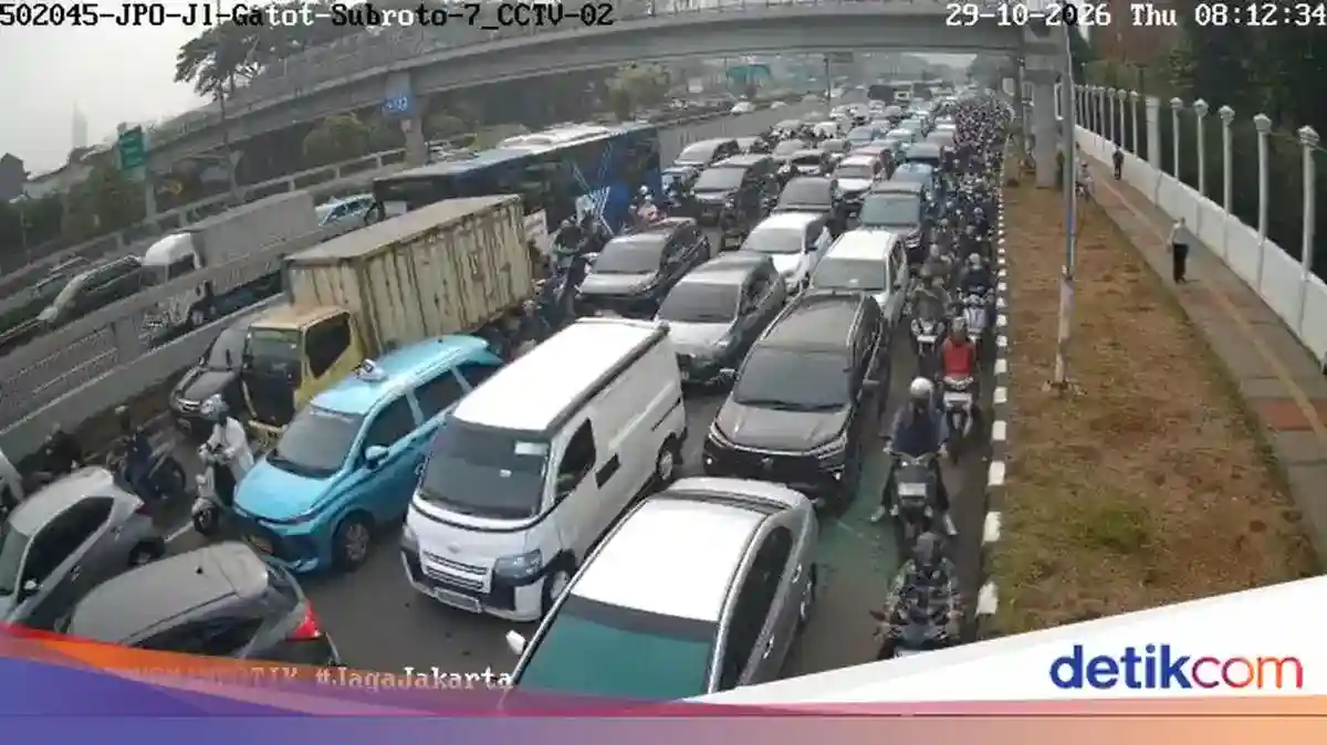Kecelakaan Dua Truk Picu Antrean Kendaraan di Depan Gedung DPR/MPR