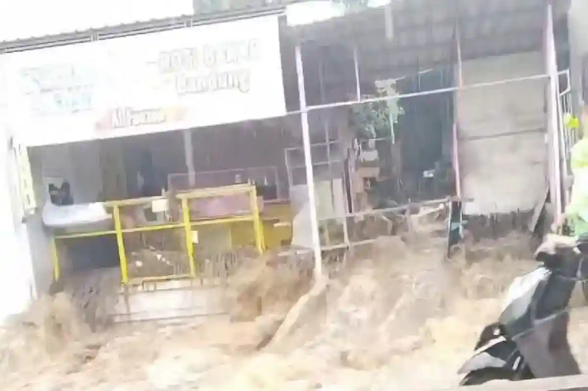 Hujan Deras Picu Banjir Luapan di Ruas Jalan Kota Batu