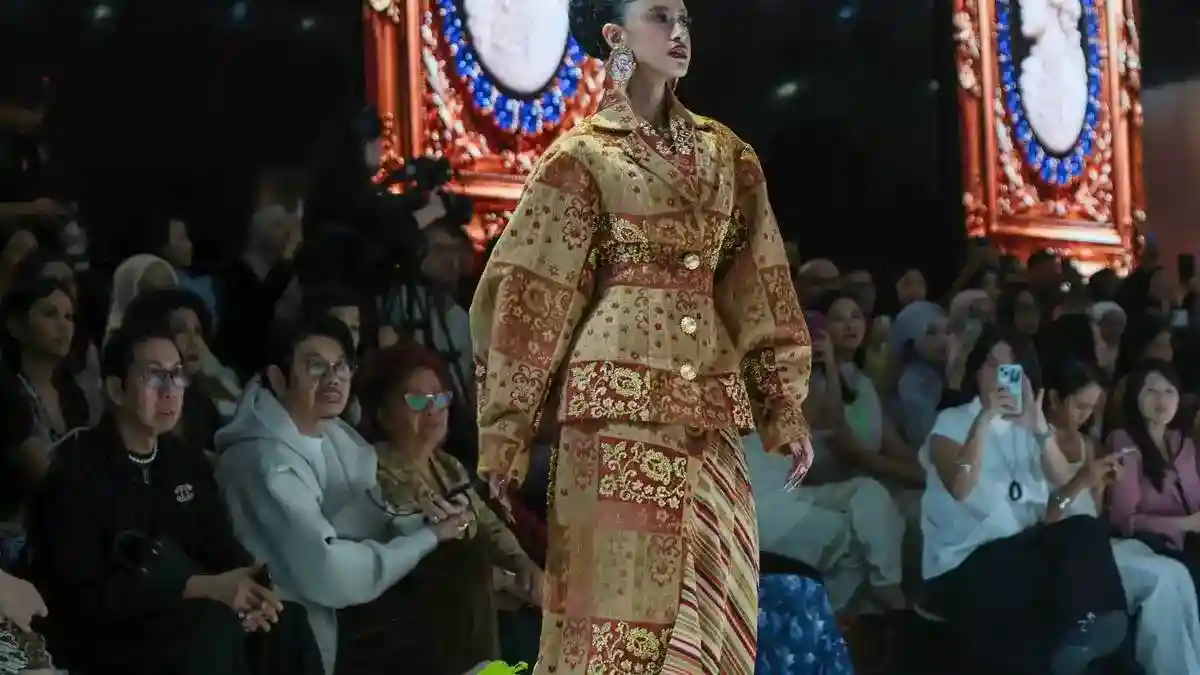 Geometri dan Ornamen Klasik Warnai Koleksi Ivan Gunawan