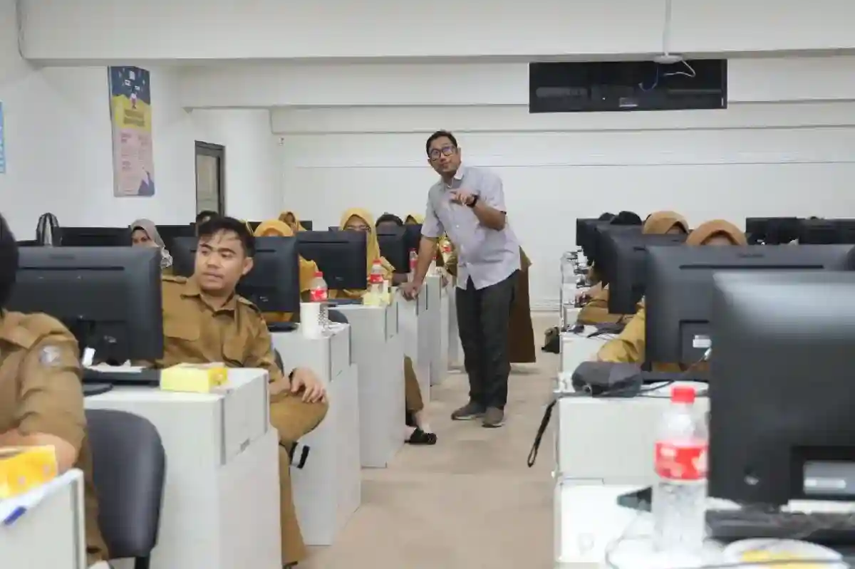 Workshop Untag Surabaya Bekali 40 Guru SD tentang Coding dan AI