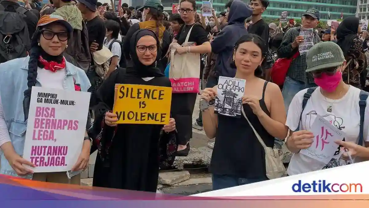 Shalima Hakim Menyuarakan Isu Karhutla dalam Aksi di Bundaran HI