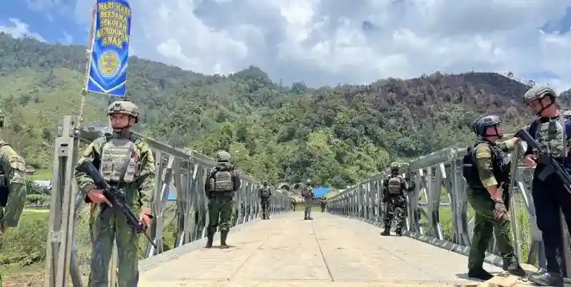 Jembatan Komopa Diperbaiki, Warga dan Satgas Marinir Bergotong Royong