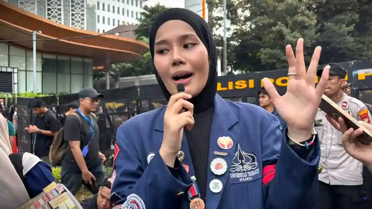Zahra Nazira Firman Sampaikan Tiga Tuntutan Mahasiswa di Patung Kuda