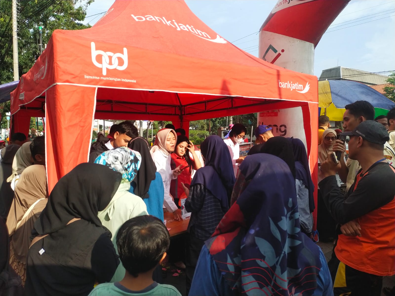 Bank Jatim Kraksaan Gelar Bazar UMKM Ramadhan Kareem, Sediakan 500 Paket Sembako Murah